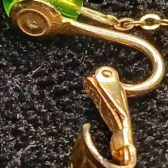 5$ Vtg Green Glass and Gold Drop Clip-On Earrings - Picture 5 of 7